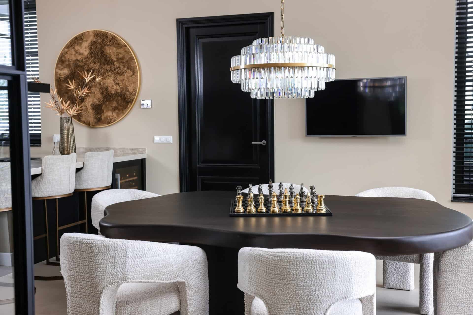 Luxury chessborad Saray in resin by Richmond Interiors