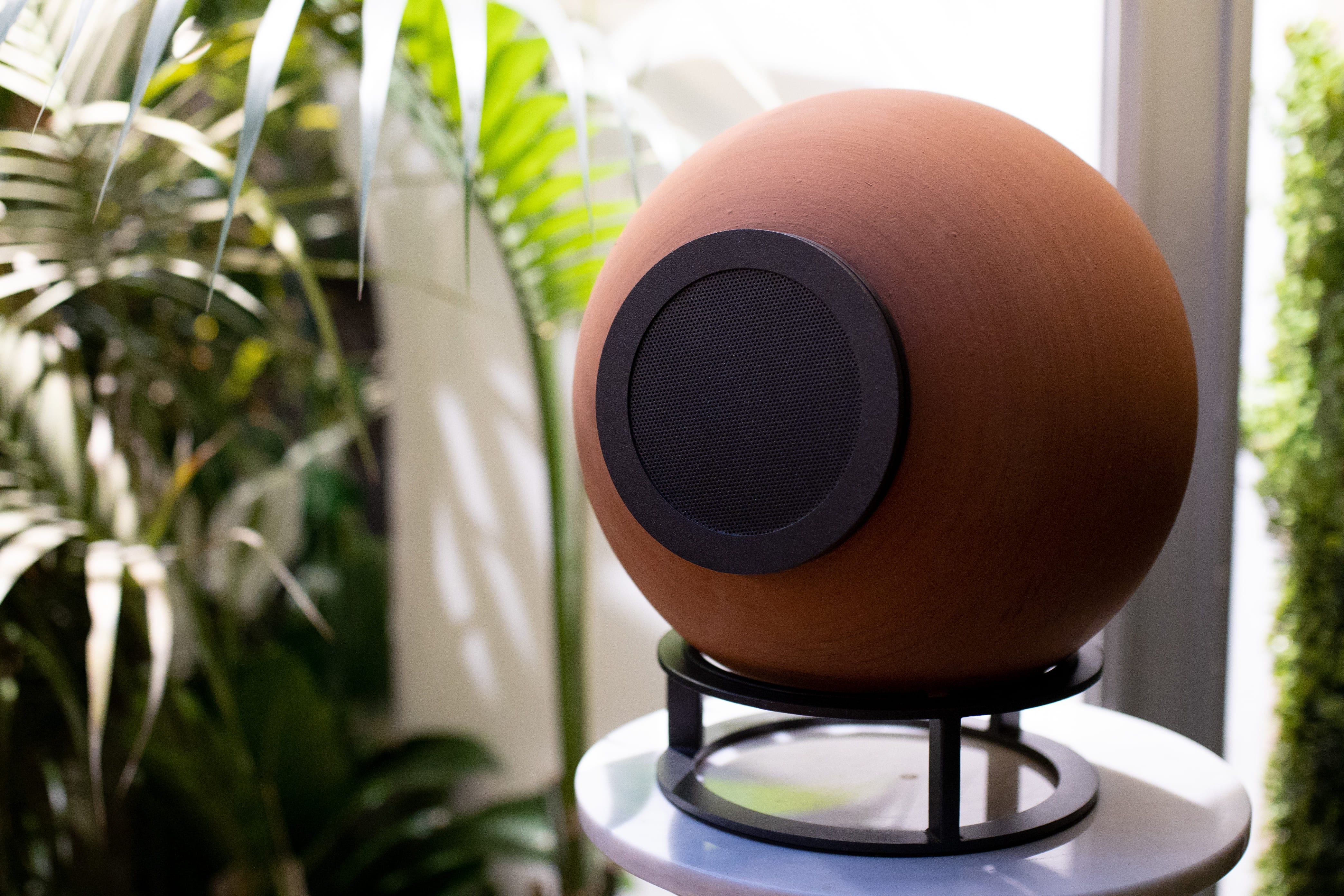 Luxury speaker Taletia low in clay by Dedalica 
