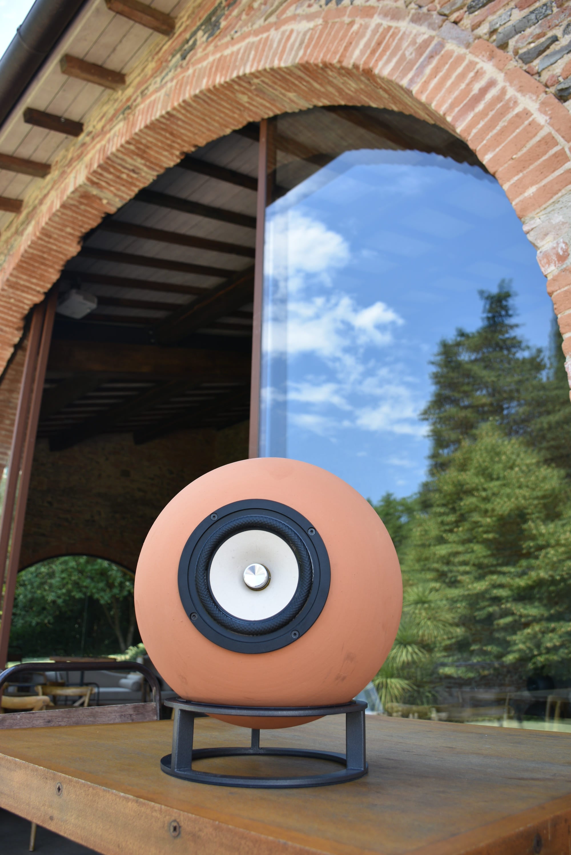 Luxury speaker Taletia low in clay by Dedalica 