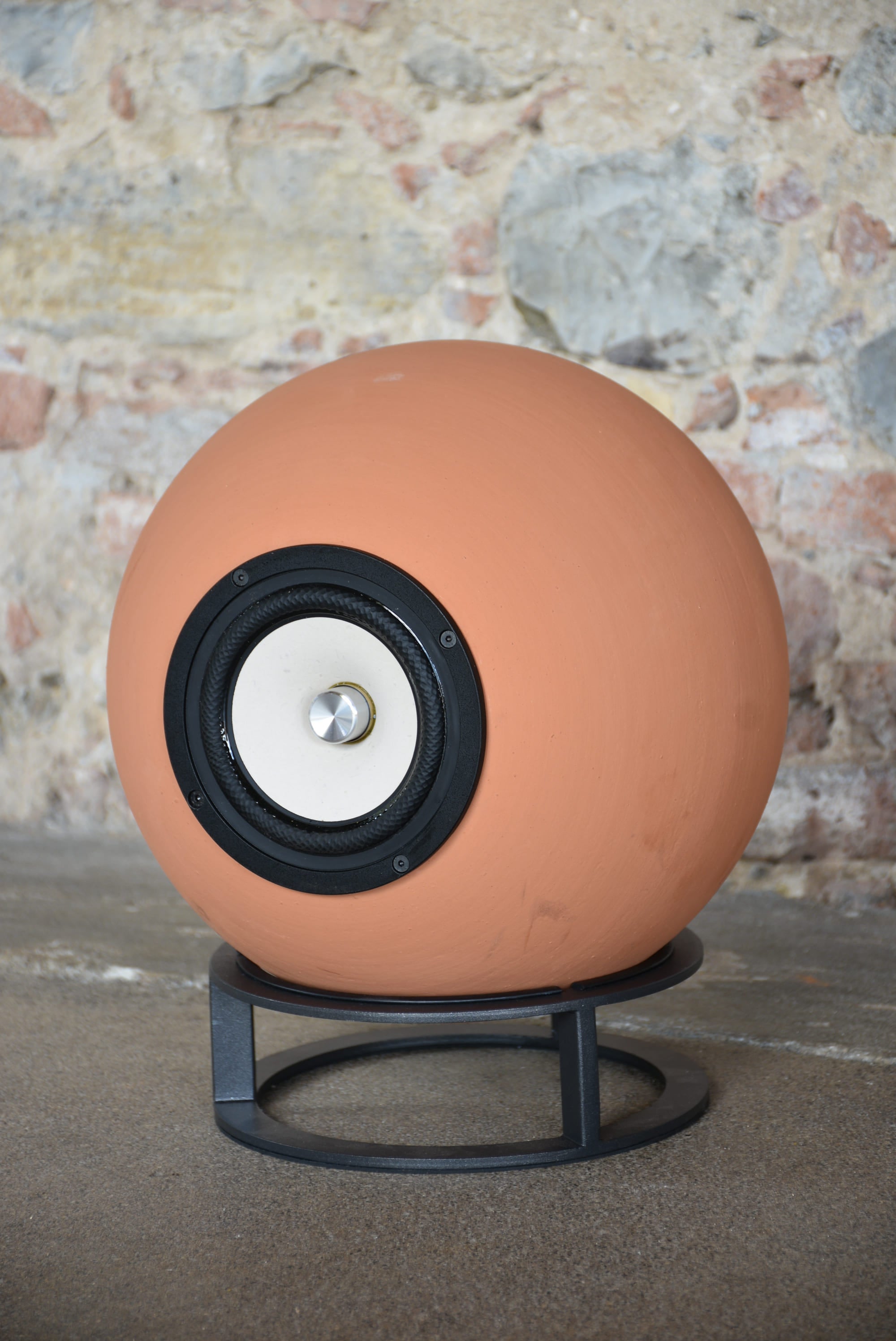 Luxury speaker Taletia low in clay by Dedalica 