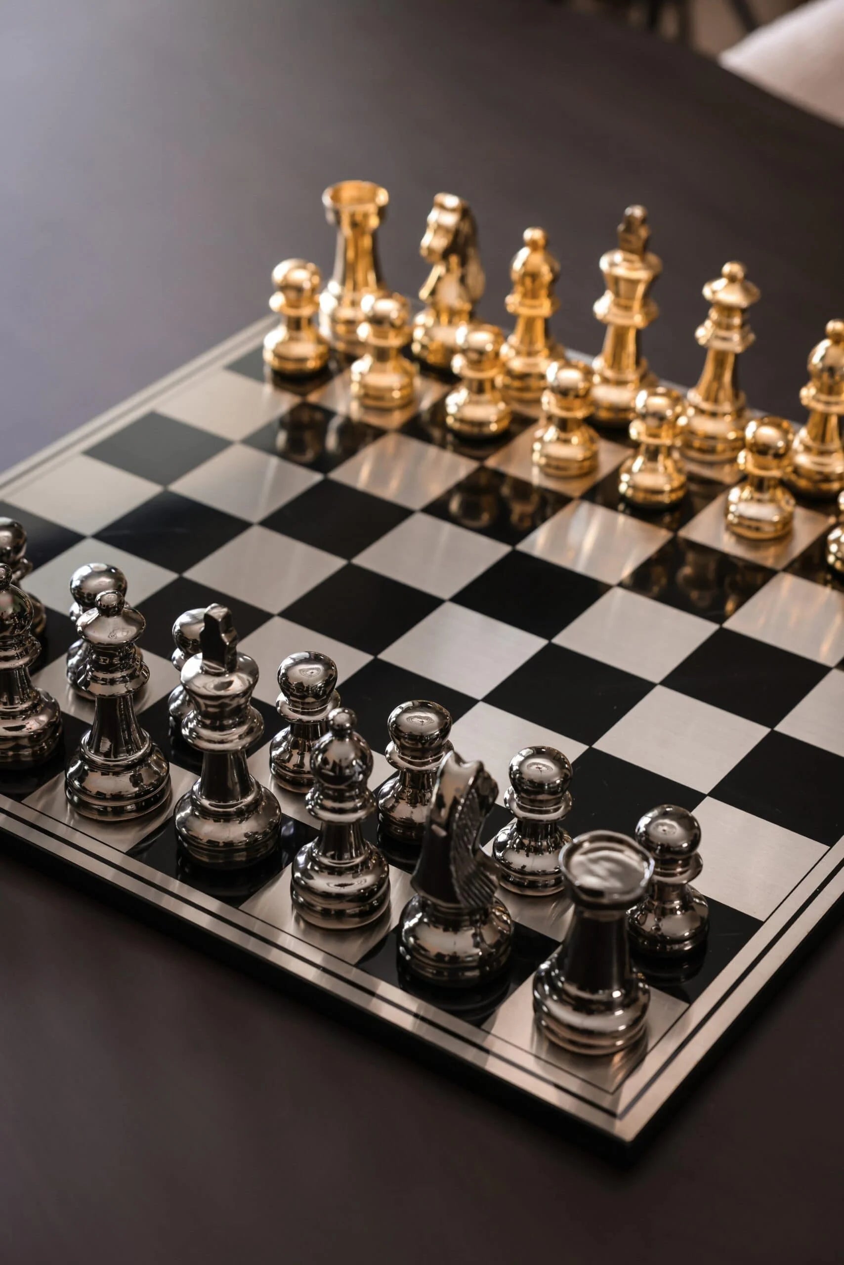 Luxury chessborad Saray in resin by Richmond Interiors